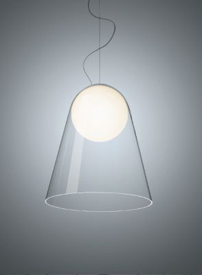Satellight Pendelleuchte von Foscarini: Moderne Hängelampe mit transparentem Schirm und leuchtender Kugel.